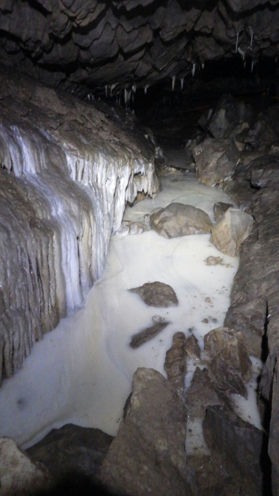 Peak District/Sheffield caving club in White River Series, Peak Cavern