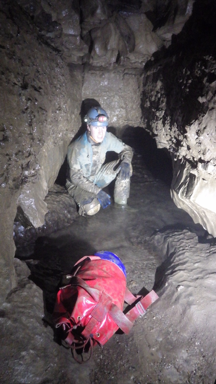 Peak District/Sheffield caving club in Streaks Pot, Stoney Middleton